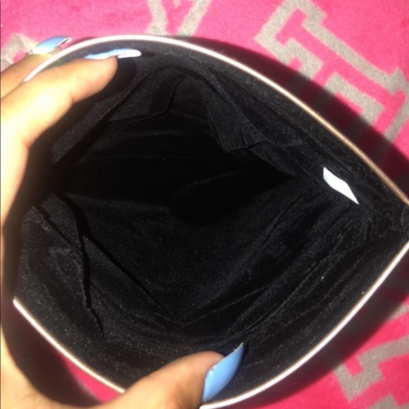 Gold guess purse - Picture 3 of 5